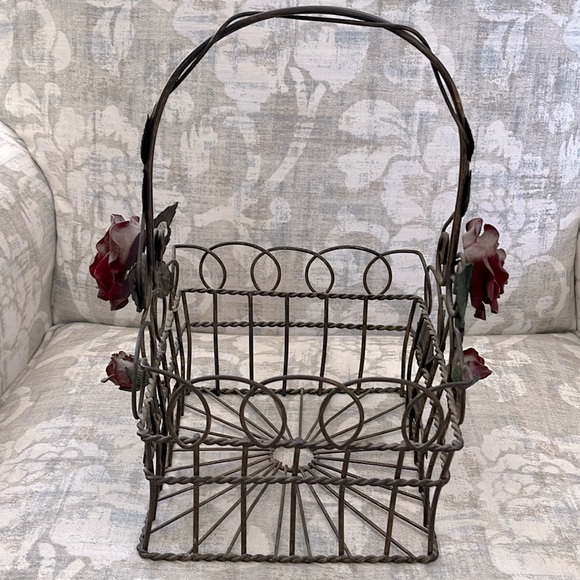 Beautiful Rose 🌹 and Leaves Designed Wire Basket to Decorate Your Home 🏠 - Picture 4 of 5